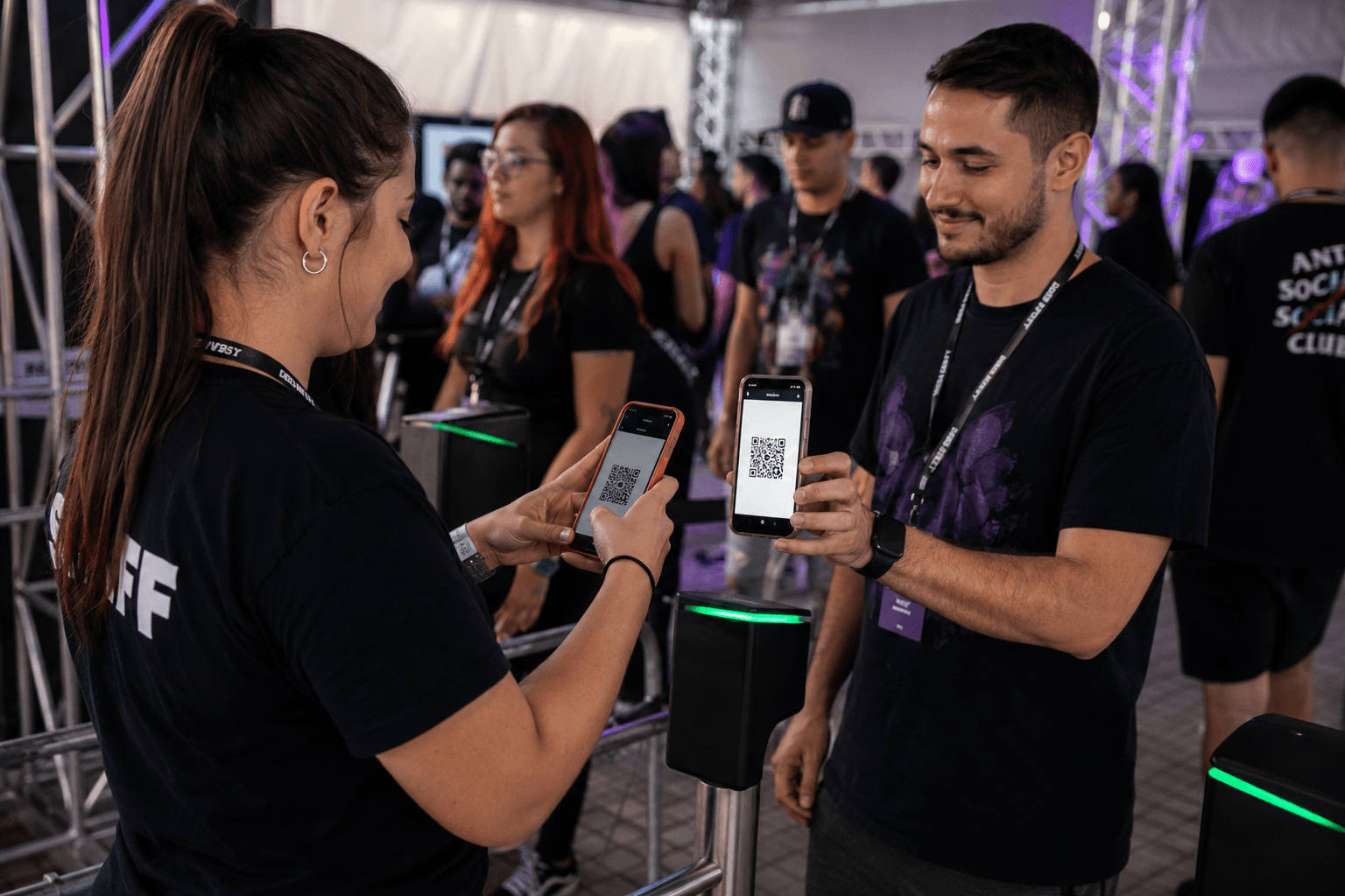 Equipe validando ingresso por QR Code na entrada do evento