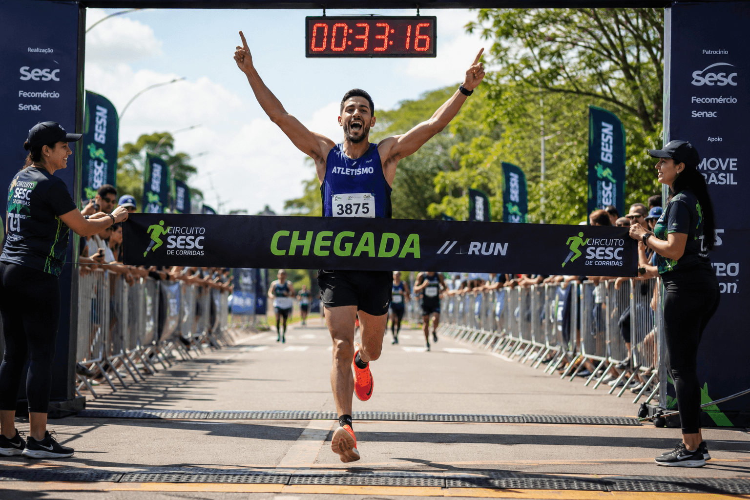 Corredor cruzando a linha de chegada de uma corrida de rua